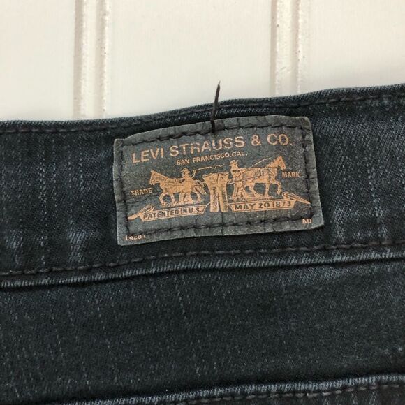 Levi’s Black Jeans with Detailing on the Back Pockets - Picture 3 of 10
